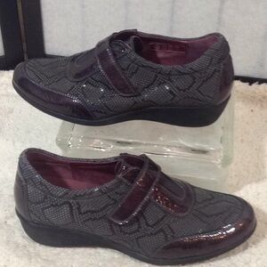 Sabrinas snakeskin leather walking shoes